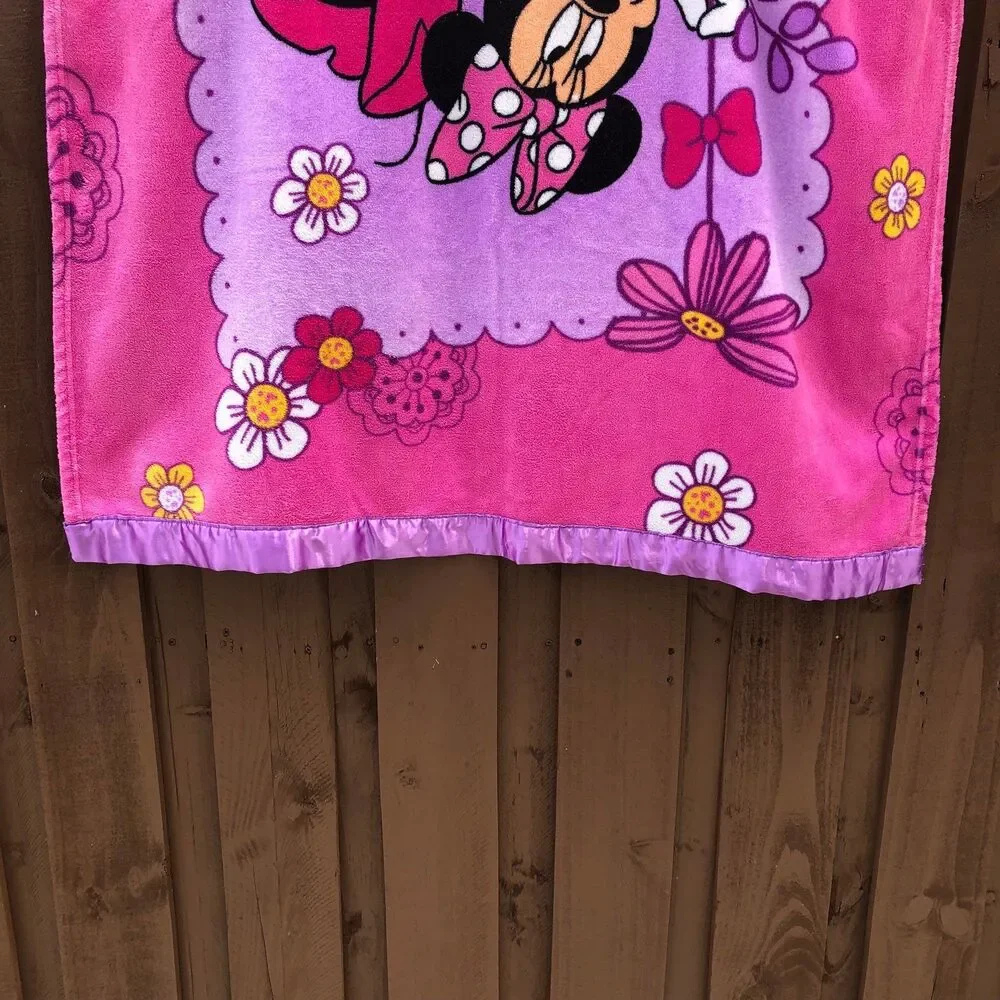 Minnie Mouse Blanket Disney Pink flowers Plush Blanket Purple Satin Trim 40x50in